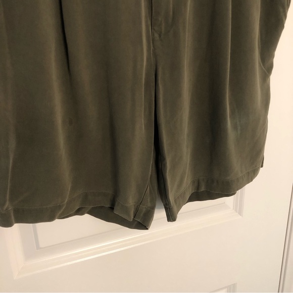 Tommy Bahama Shorts silk. Size 35 waist. Khaki brown relax fit EUC - Picture 3 of 13